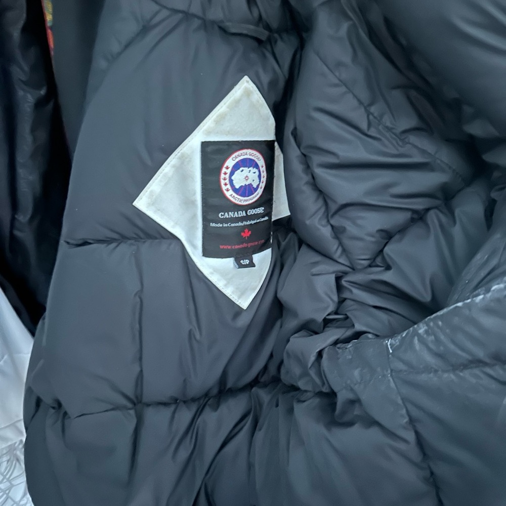 Canada goose chilliwack bomber, good used condition, no rips or stains - Picture 3 of 4
